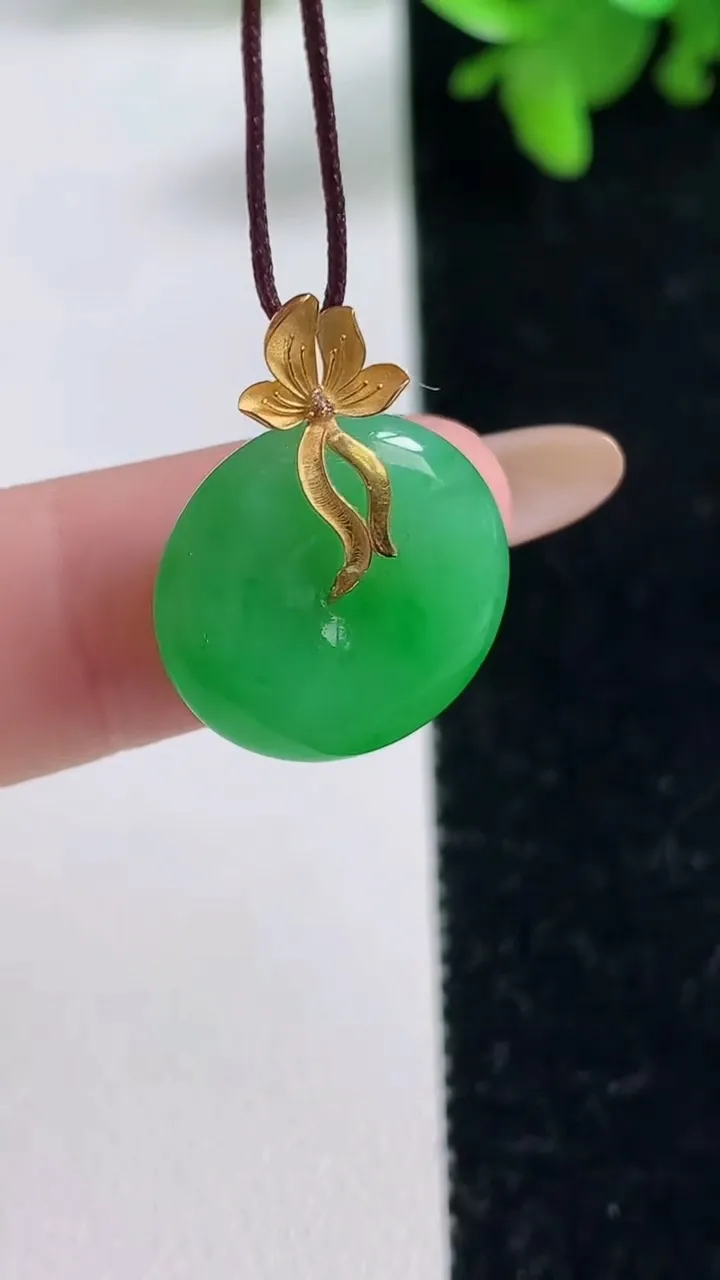 天然A货翡翠平安扣吊坠，尺寸16.5-4.5，重量:2.72g
11月4日