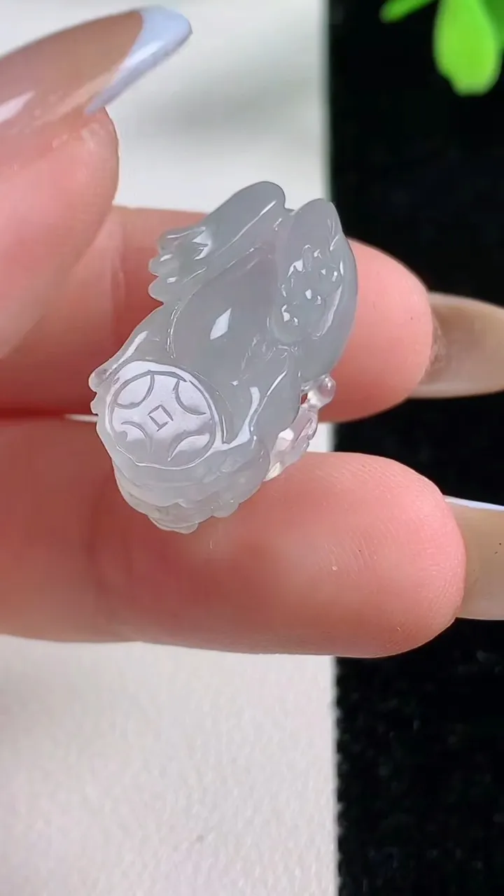 天然A货翡翠貔貅吊坠，尺寸23-12.3-10.8，重量:6.64g
11月4日