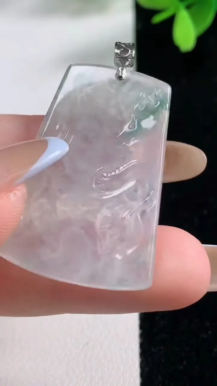 天然A货翡翠种飘花龙牌吊坠，尺寸36.5-25.8-4.1，重量:9.09g
11月4日