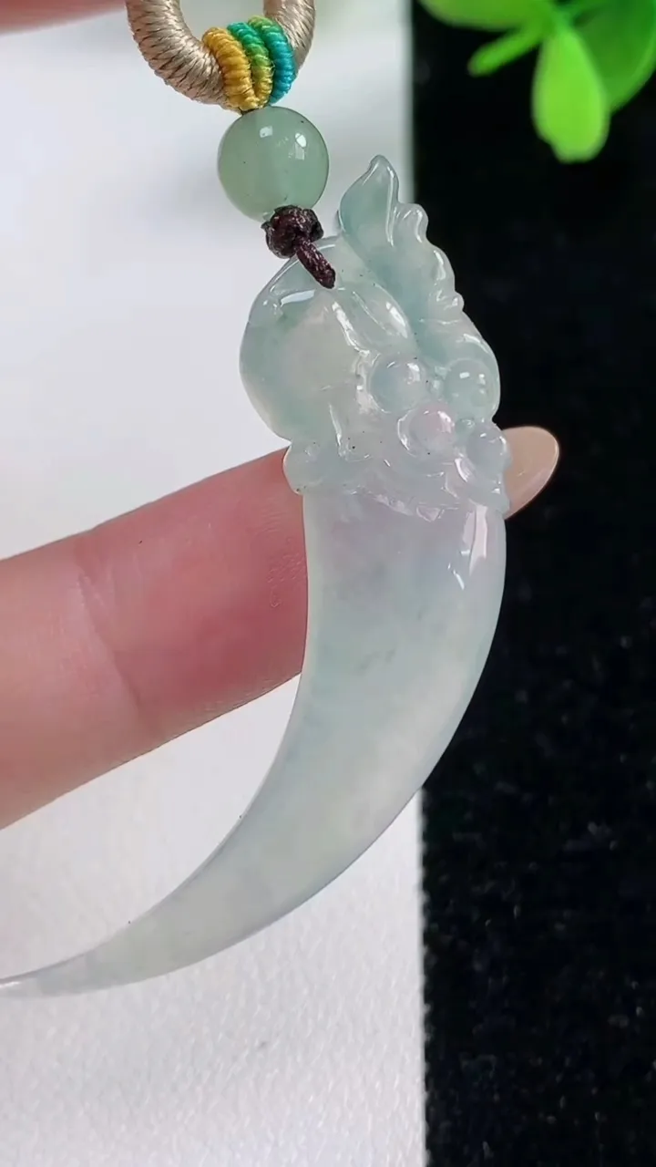 天然A货翡翠龙牙吊坠，尺寸46-12.2-5.1，重量:9.02g
11月4日