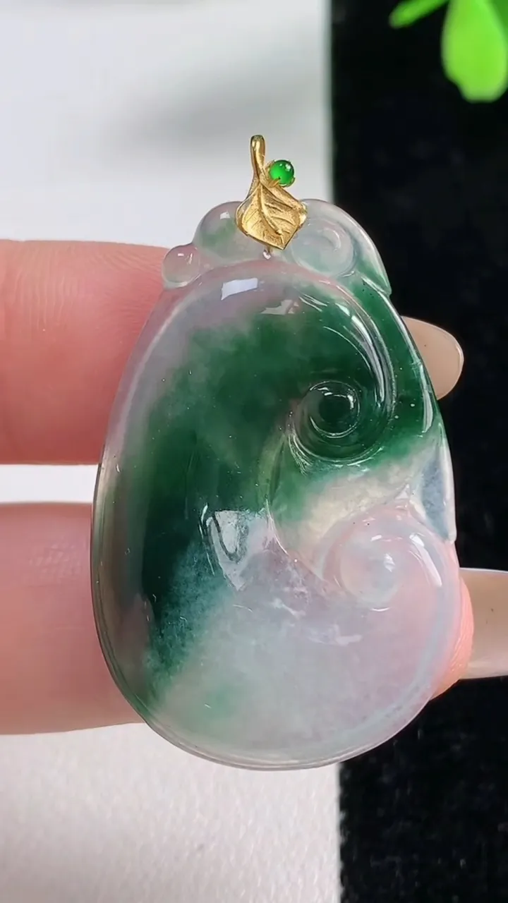 天然A货翡翠种飘花如意吊坠，尺寸37-23.4-3，重量:5.25g
11月4日