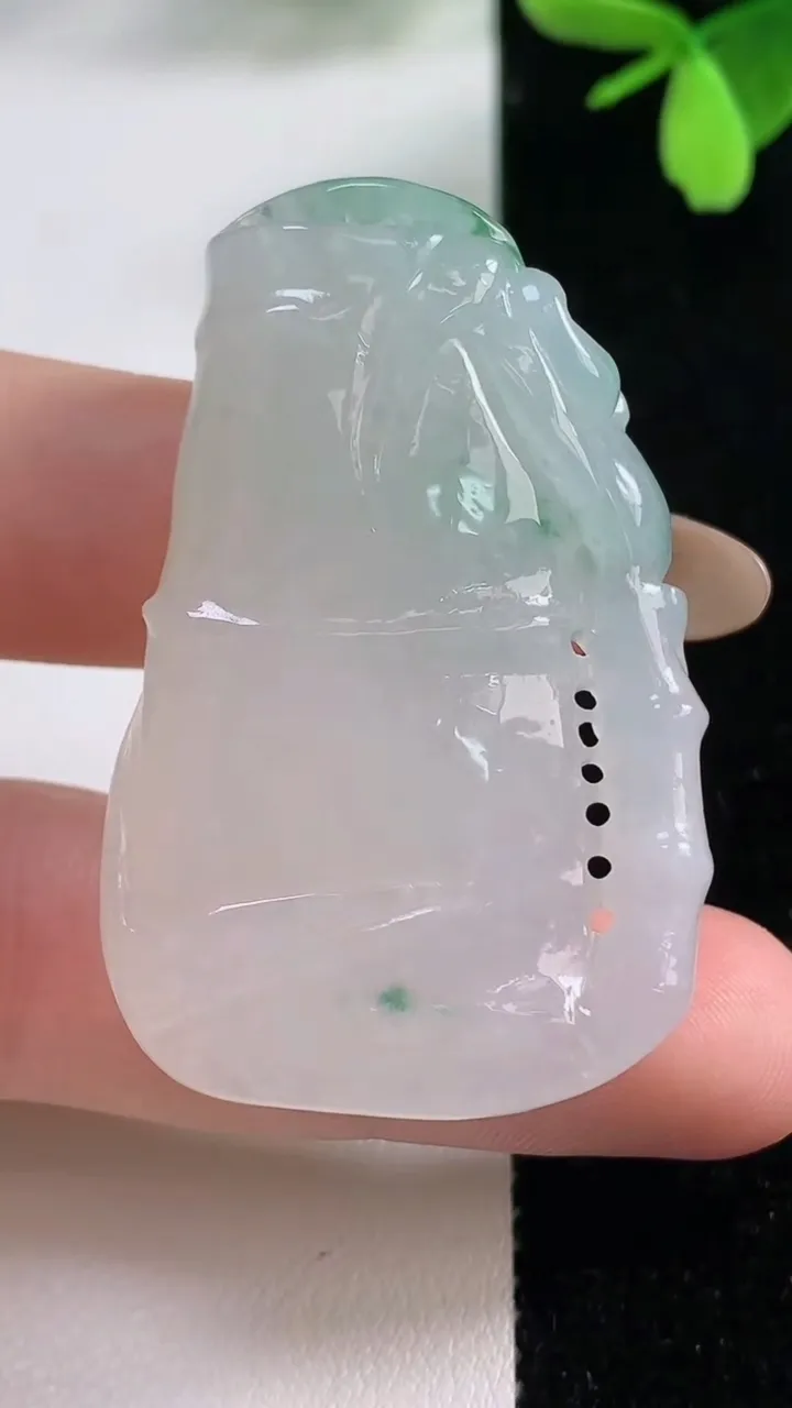 天然A货翡翠节节高升 竹节吊坠，尺寸47.5-28.6-8.9，重量:25.09g
11月4日