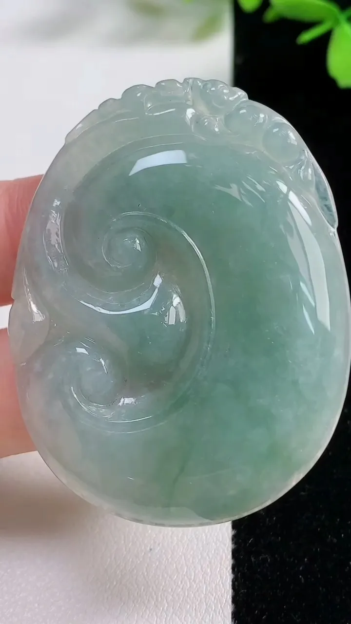 天然A货翡翠如意吊坠，尺寸53.2-40.7-5.4，重:21.56g
11月4日