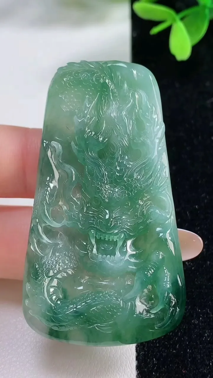 天然A货翡翠龙牌吊坠，尺寸59.6-32.6-6，重量:22.75g
11月4日