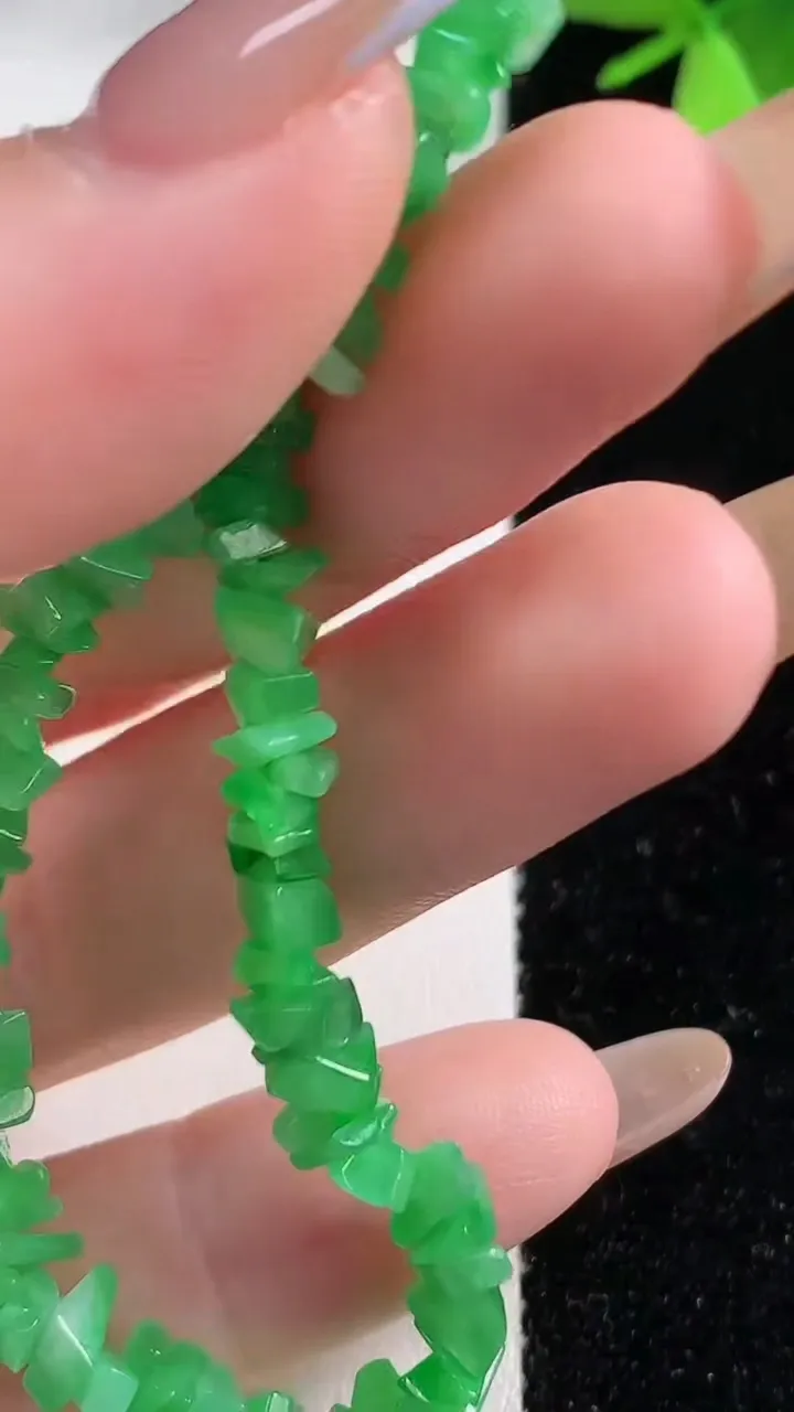 天然A货翡翠原石手串，尺寸4.3-2.9-1.7，重量:7.48g11月4日
工厂直销收藏佳品,种好水足，色泽均匀，有种有色，上手高大气！