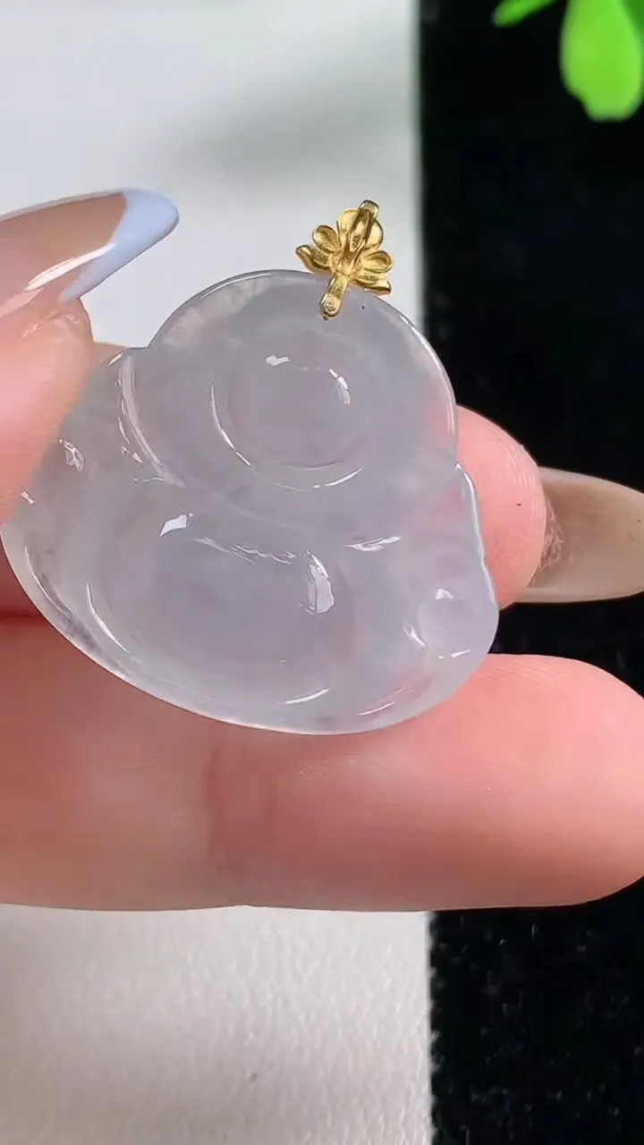 天然A货翡翠种白冰佛公吊坠，尺寸23.7-26.6-5.8，重量:5.32g
11月4日