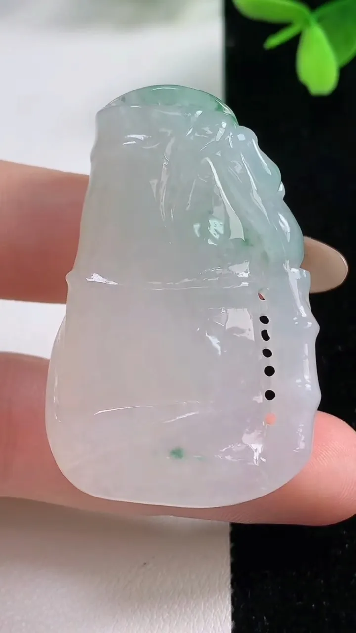 天然A货翡翠节节高升 竹节吊坠，尺寸47.5-28.6-8.9，重量:25.09g
11月4日