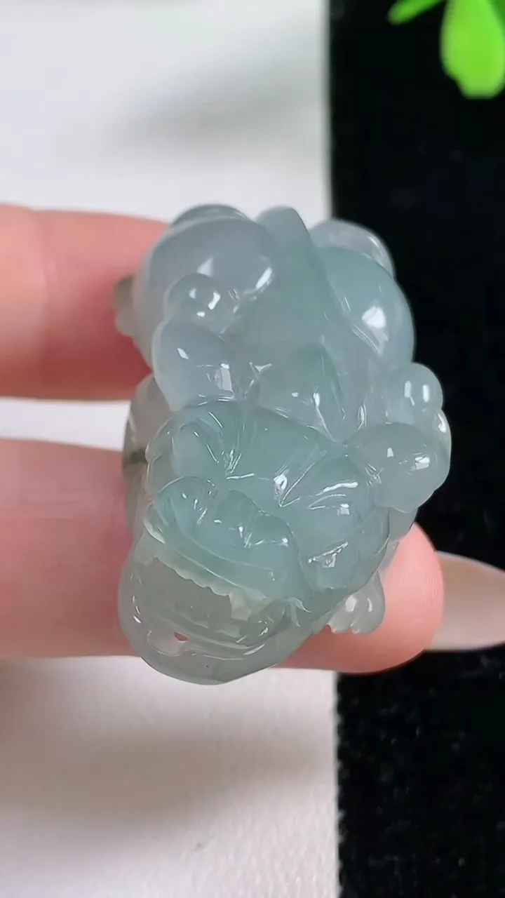 天然A货翡翠貔貅吊坠，尺寸39.6-21-13.4，重量:24.74g
11月4日