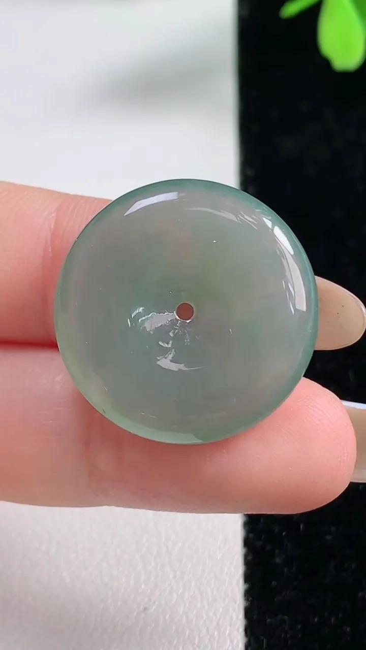 天然A货翡翠平安扣吊坠，尺寸23.7-4.4，重量:5.89g
11月4日