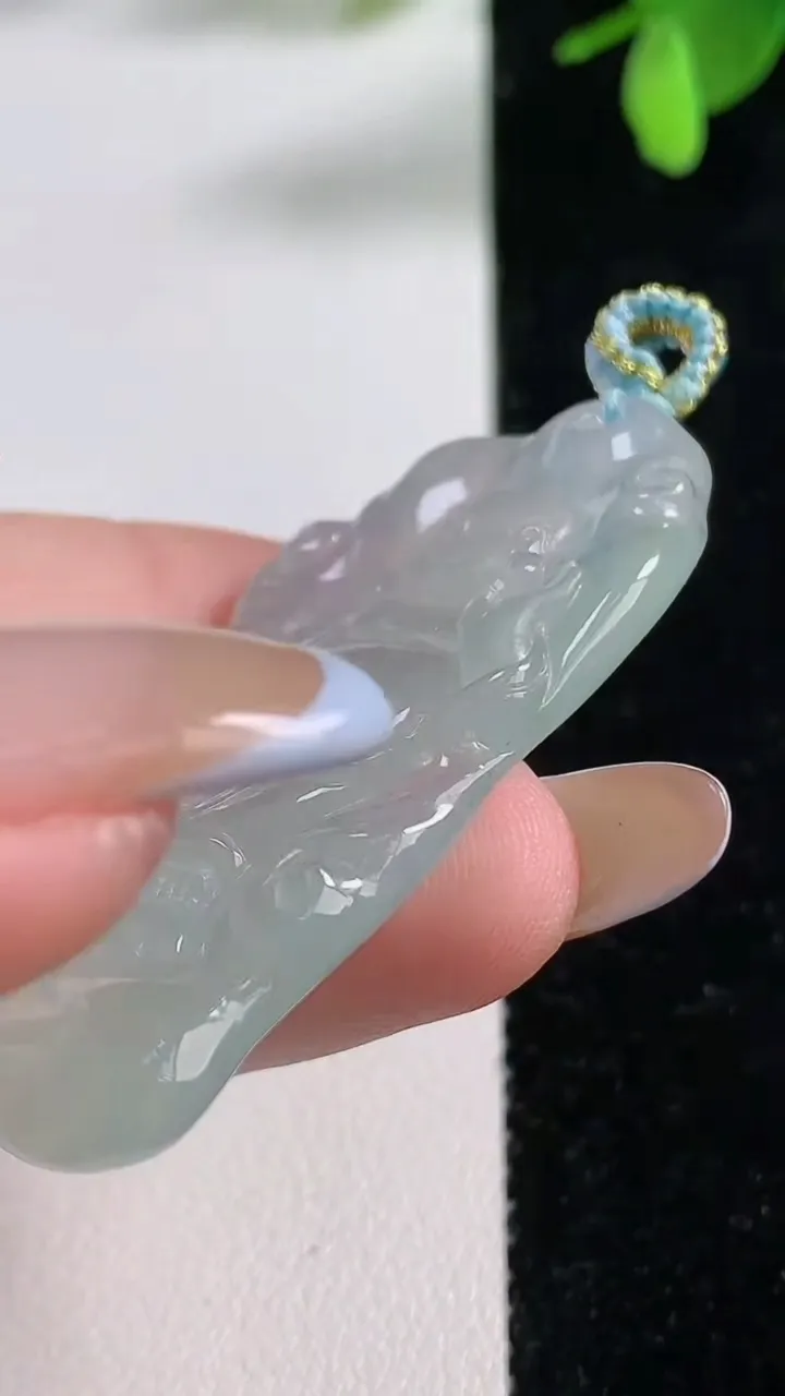 天然A货翡翠逍遥佛吊坠，尺寸49.5-26.6-5.7，重量:17.89g
11月4日