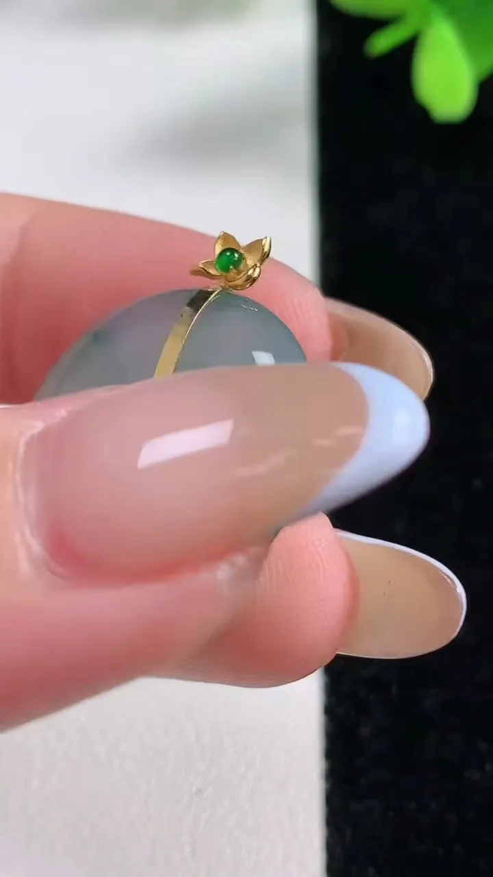 天然A货翡翠种飘花平安扣吊坠，尺寸22.4-5，重量:5.45g
11月4日