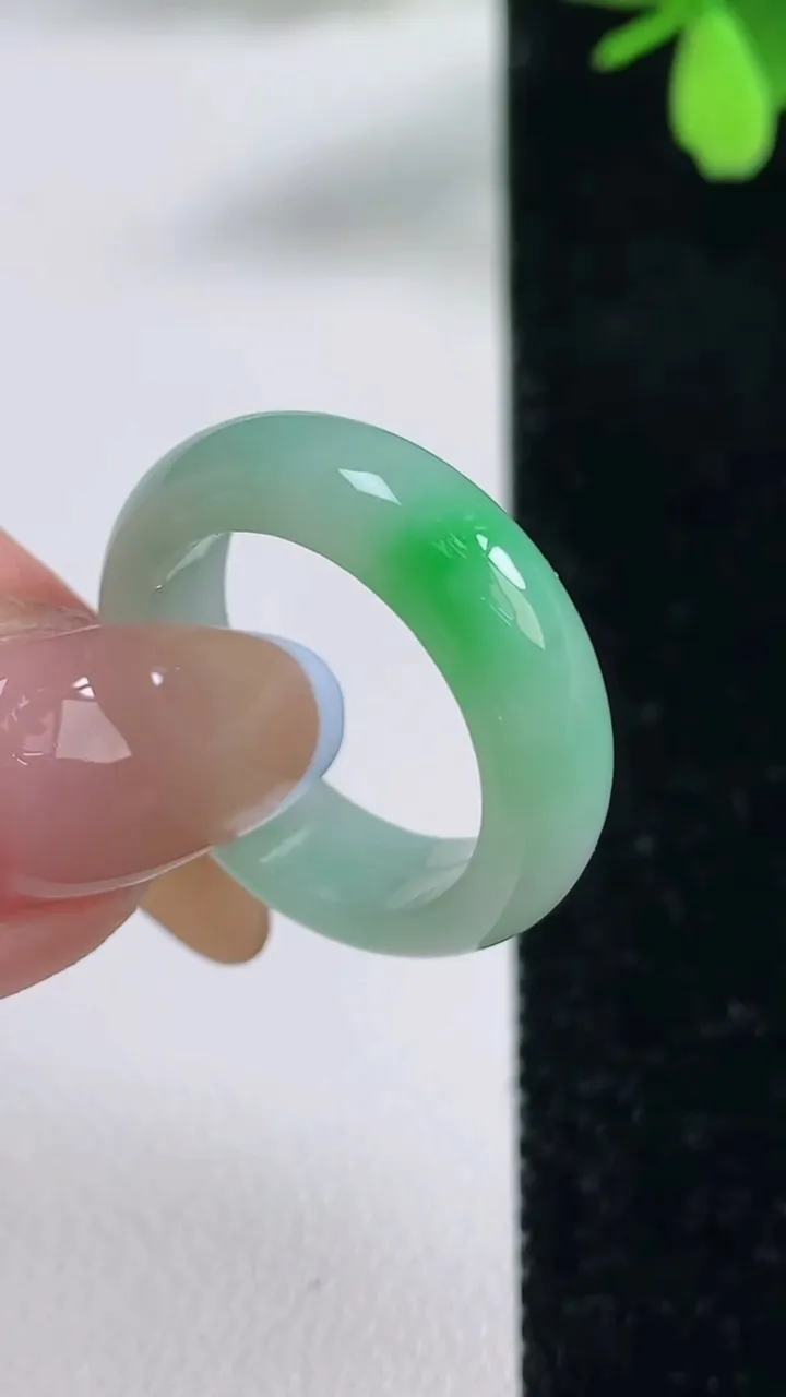 天然A货翡翠指环戒指，尺寸18-6-3.2，重量:4.62g2025年11月4日
工厂直销收藏佳品,种好水足，色泽均匀，有种有色，上手高大气！