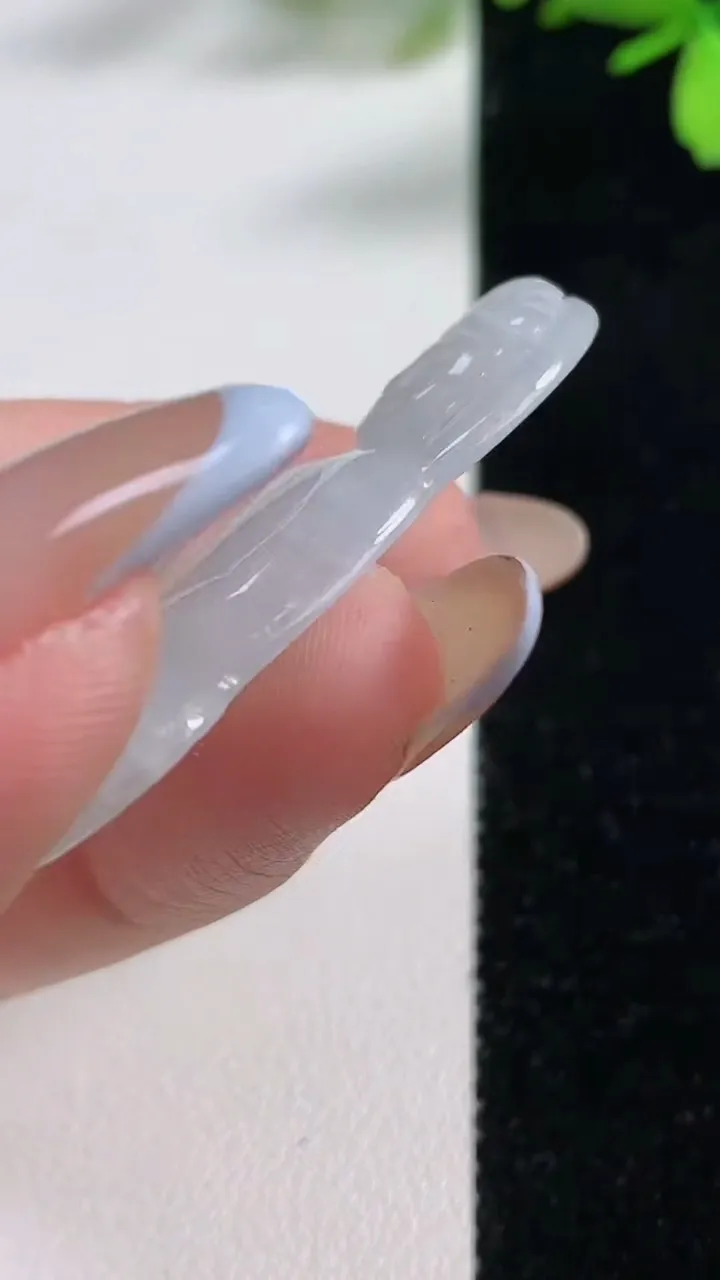 天然A货翡翠飘花观音菩萨吊坠，尺寸45-29-4.6，重:10.37g
11月4日