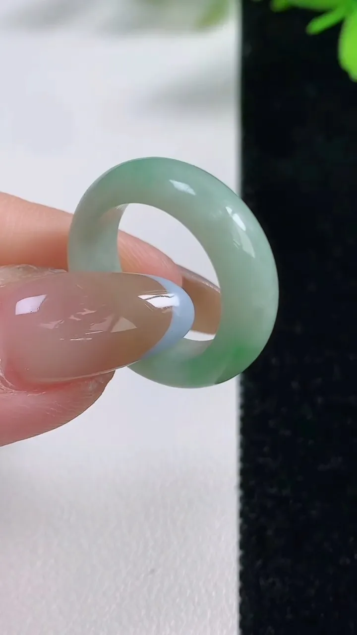 天然A货翡翠指环戒指，尺寸16.3-6.5-3.9，重:4.29g2025年11月4日
工厂直销收藏佳品,种好水足，色泽均匀，有种有色，上手高大气！