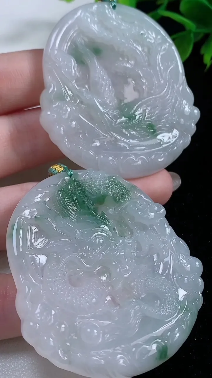 天然A货翡翠冰种飘花龙凤呈祥吊坠一对，尺寸53-49-5，重量:49.35g
11月4日