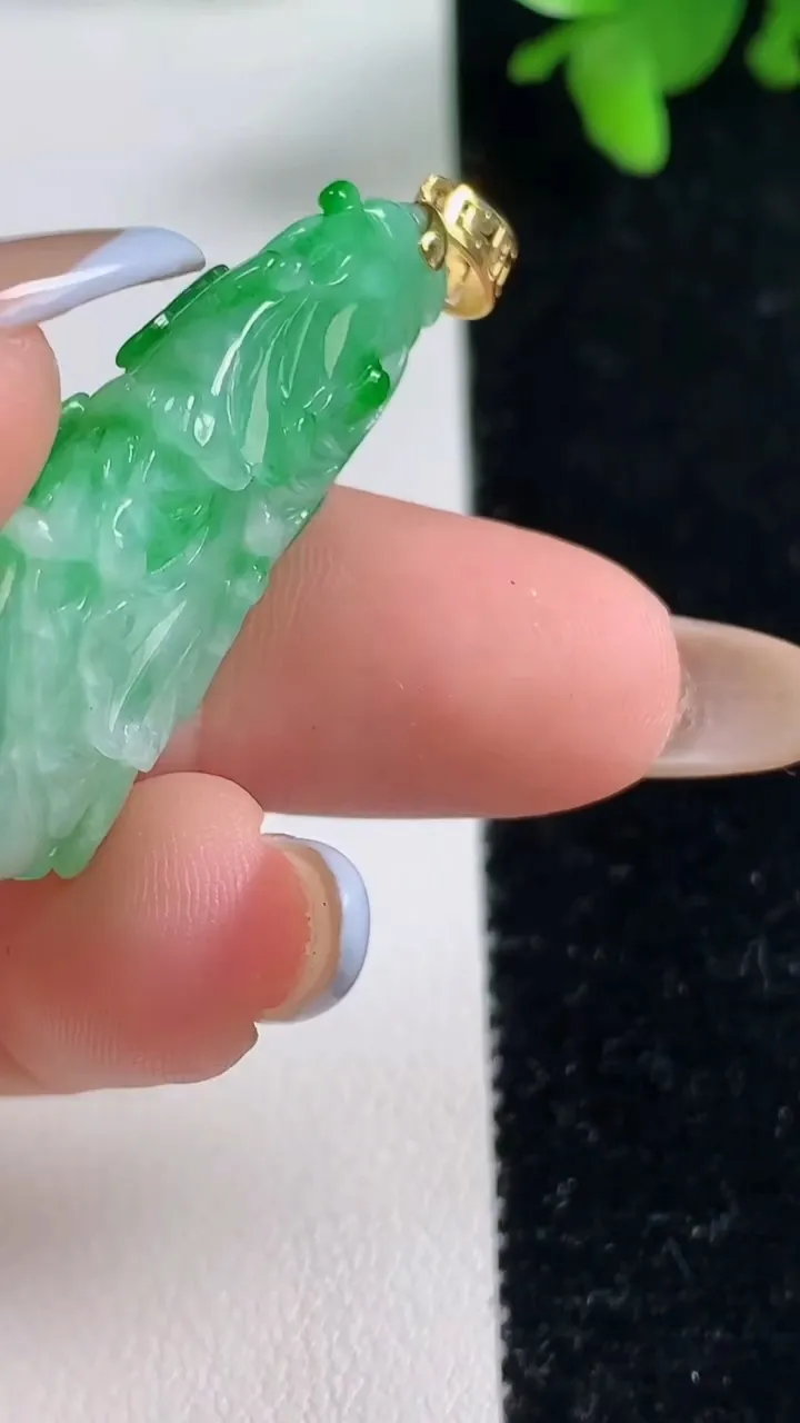 天然A货翡翠白菜吊坠，尺寸35.6-16-8.3，重量:8.10g
11月4日