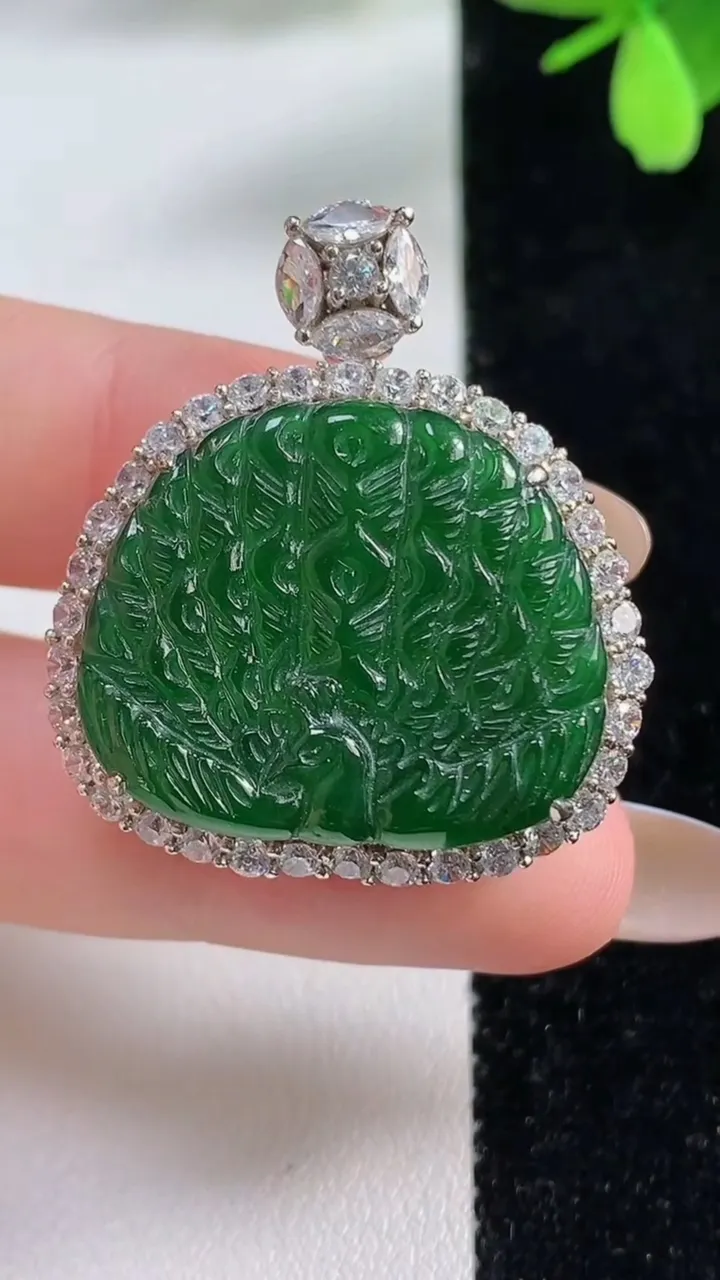 天然A货翡翠凤凰吊坠，尺寸35-30.6-10.5，裸石22.2-26.3重量:15.95g
11月4日