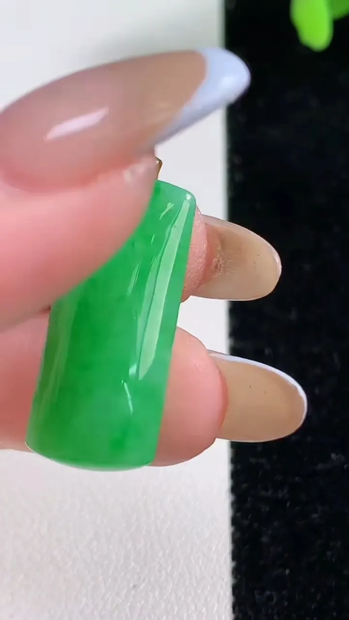 天然A货翡翠无事牌吊坠，尺寸26.6-11.5-4.2，重量:3.28g
11月4日