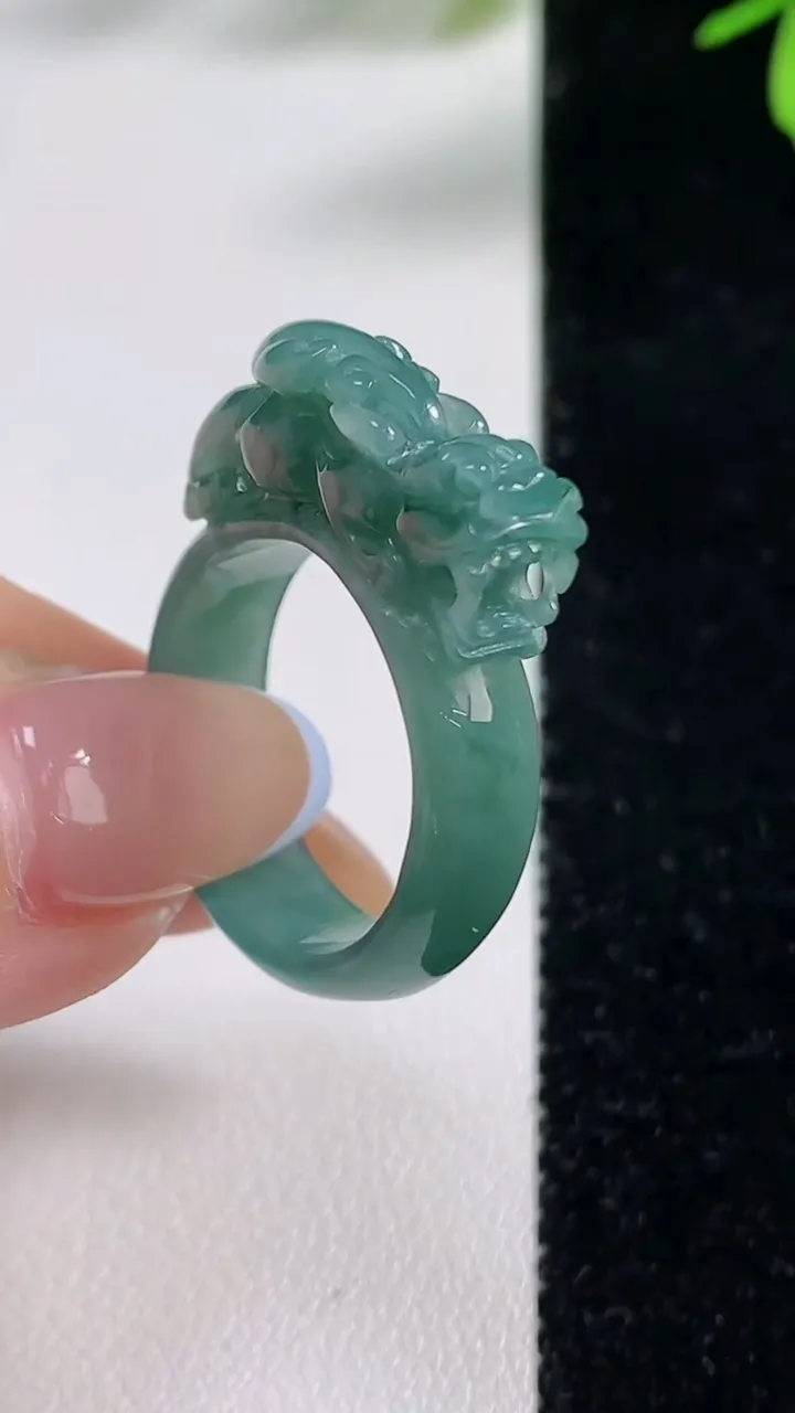 天然A货翡翠貔貅指环扳指，尺寸19.2，重:5.70g2025年11月4日
工厂直销收藏佳品,种好水足，色泽均匀，有种有色，上手高大气！
