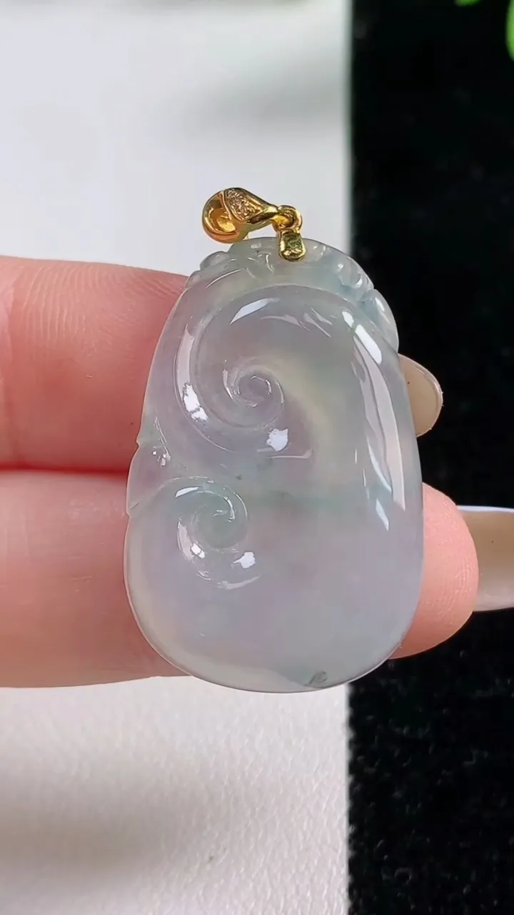 天然A货翡翠飘花如意吊坠，尺寸30.2-20.6-4.1，重:5.50g
11月4日