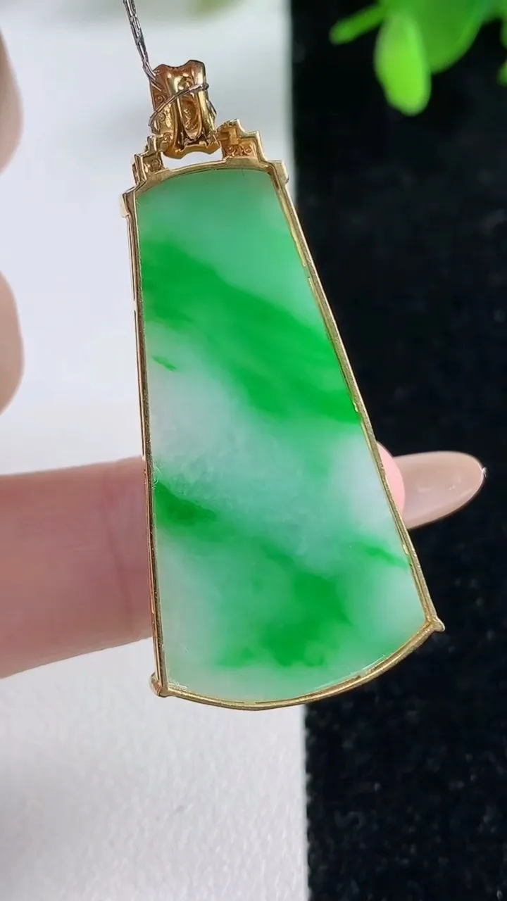 天然A货翡翠无事牌吊坠，尺寸37.4-19.6-5.2，重量:6.94g
11月4日
