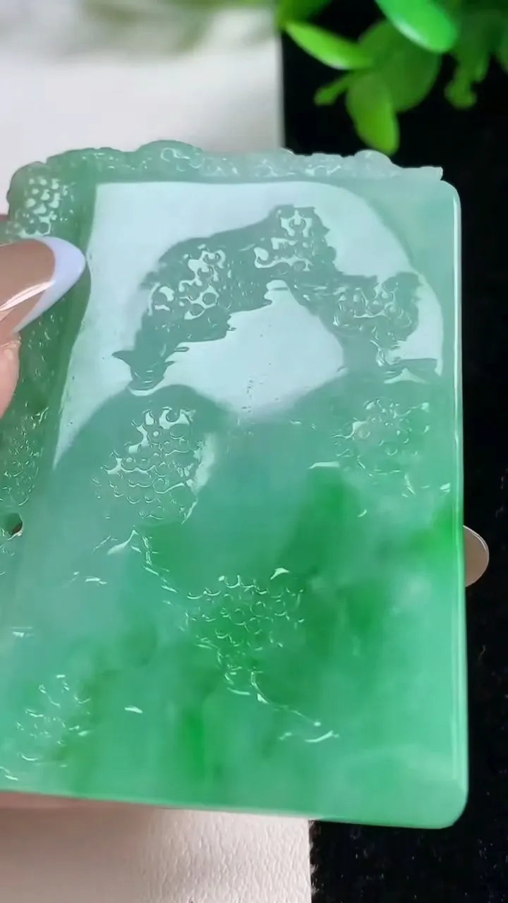 天然A货翡翠山水牌吊坠，尺寸59-44.3-5.3，重量:36.69g
11月4日