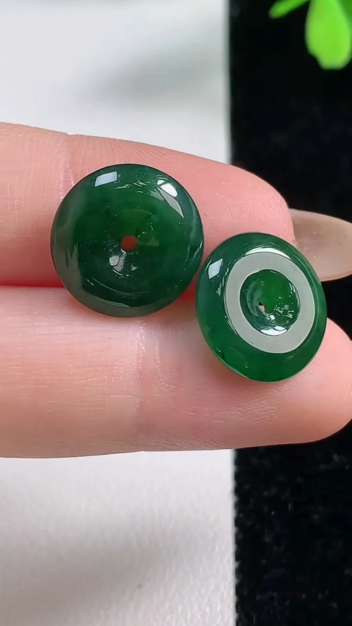 天然A货翡翠平安扣吊坠一对，尺寸14-4，重量:3.30g
11月4日