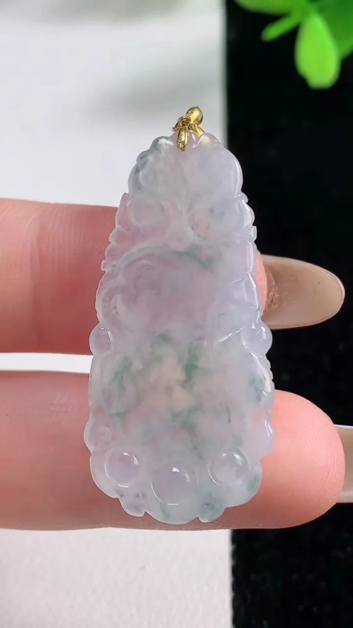 天然A货翡翠种飘花荷叶吊坠，尺寸35.7-17.3-3.6，重量:4.53g
11月4日