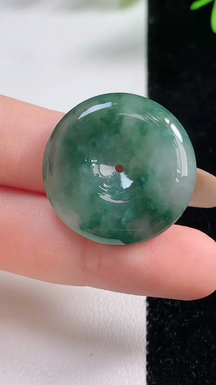 天然A货翡翠飘花平安扣吊坠，尺寸27-5.2，重:8.05g
11月4日