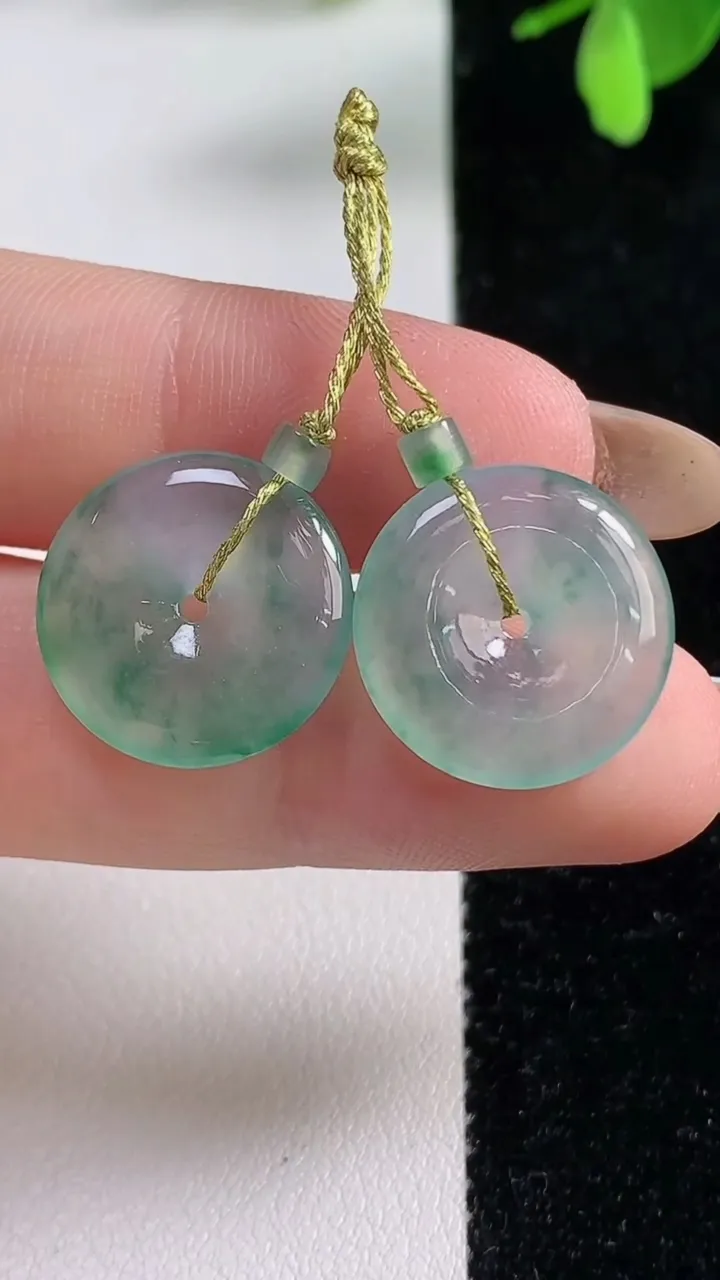 天然A货翡翠冰种飘花平安扣吊坠一对，尺寸17-3，重量:4.27g
11月4日