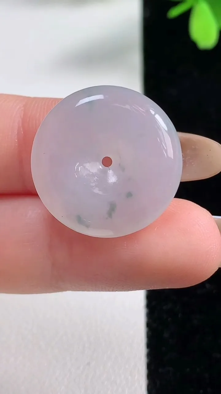 天然A货翡翠冰种飘花平安扣吊坠，尺寸21.6-5.3，重量:5.51g
11月4日