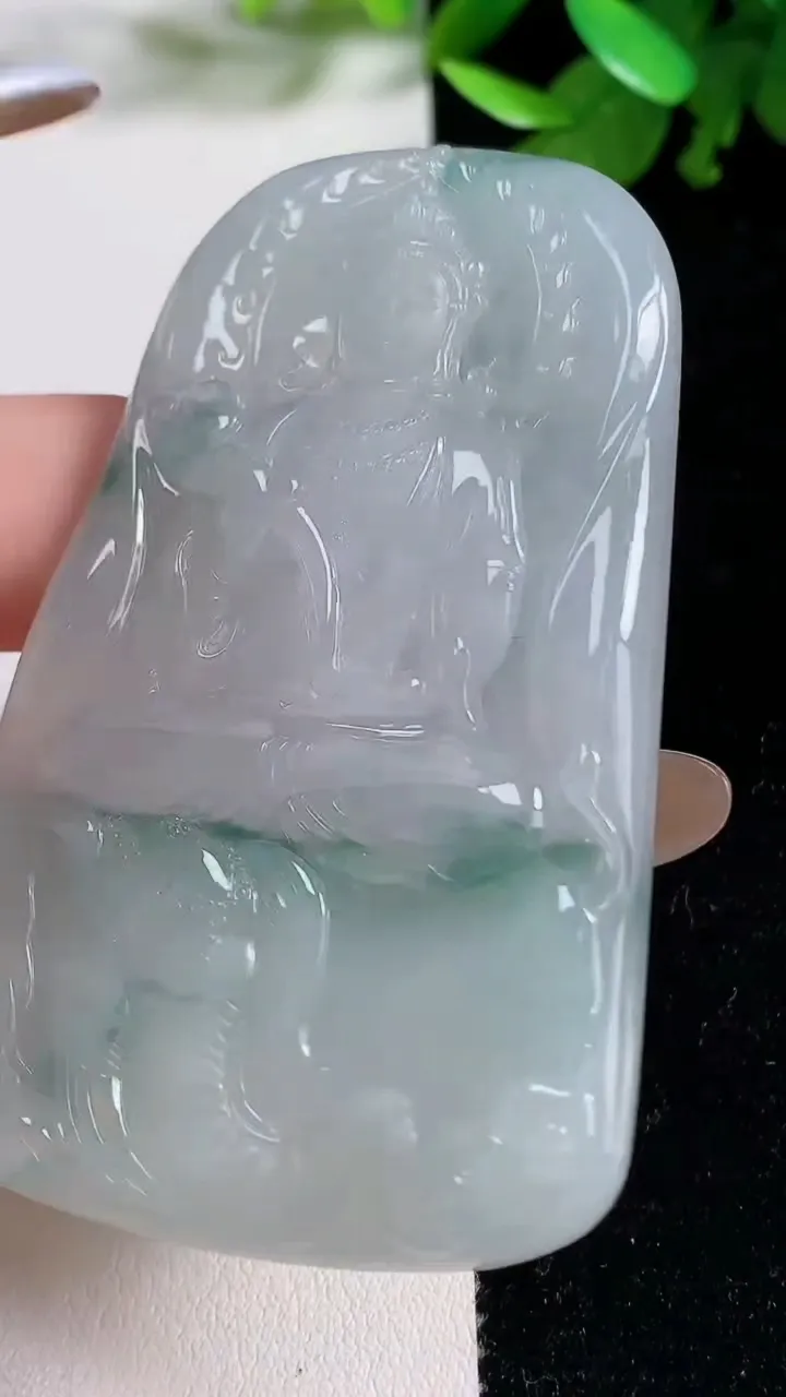 天然A货翡翠冰种飘花普贤菩萨吊坠，尺寸68.8-43.4-5.7，重量:37.62g
11月4日