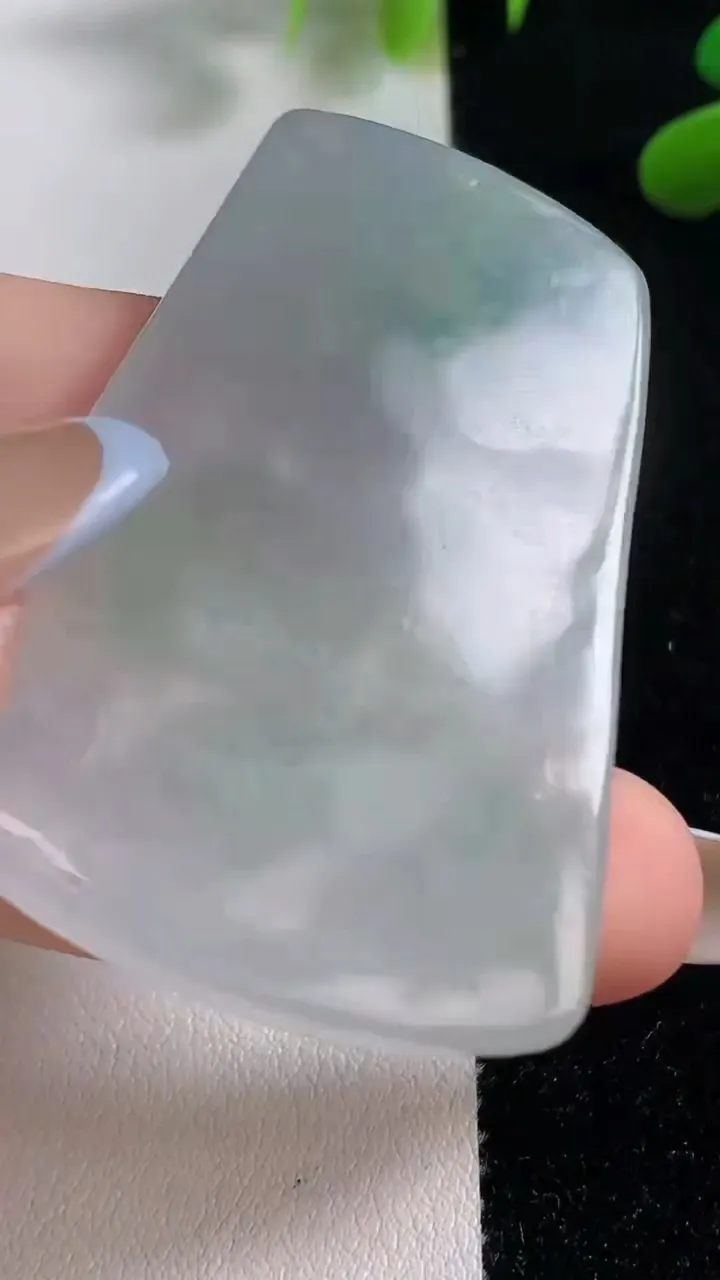 天然A货翡翠飘花大日如来吊坠，尺寸53.6-36.2-6.3，重:23.09g
11月4日