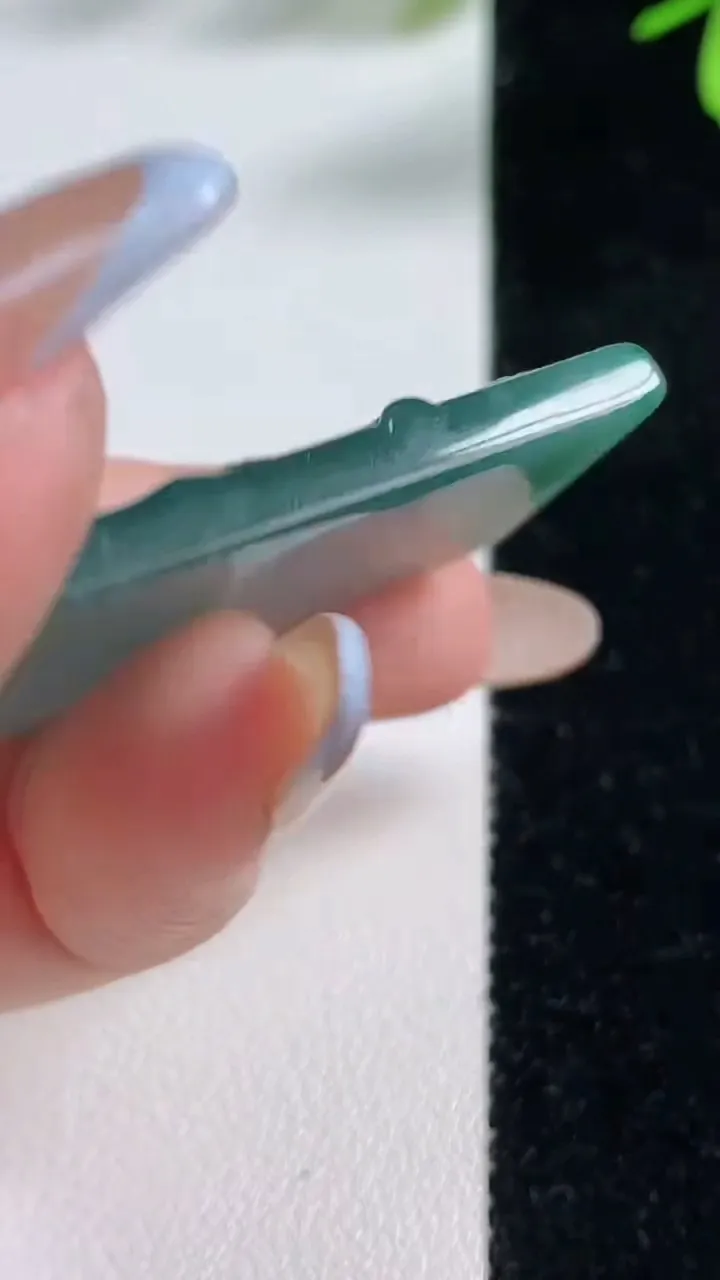 天然A货翡翠蓝水山水牌吊坠，尺寸38.4-26.8-4.6，重:13.24g
11月4日