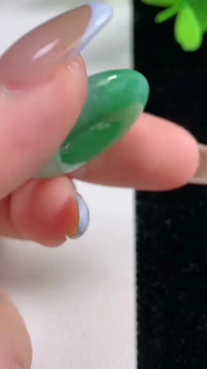 天然A货翡翠平安扣吊坠，尺寸26.4-5.8，重量:8.95g
11月4日