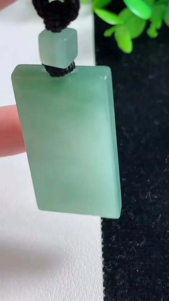 天然A货翡翠无事牌吊坠，尺寸43.3-22.7-5.5，重量:21.50g
11月4日