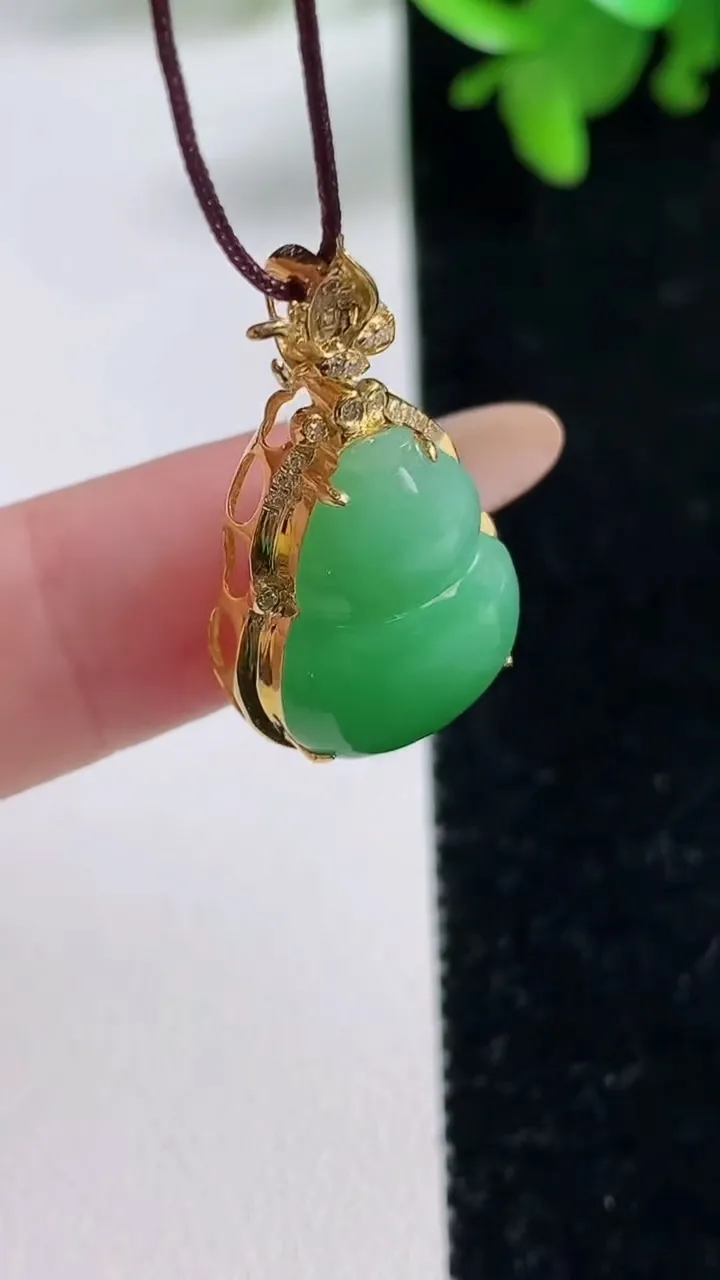 天然A货翡翠葫芦吊坠，尺寸27-15.5-8.4，裸石17.2-13.3重量:3.46g
11月4日