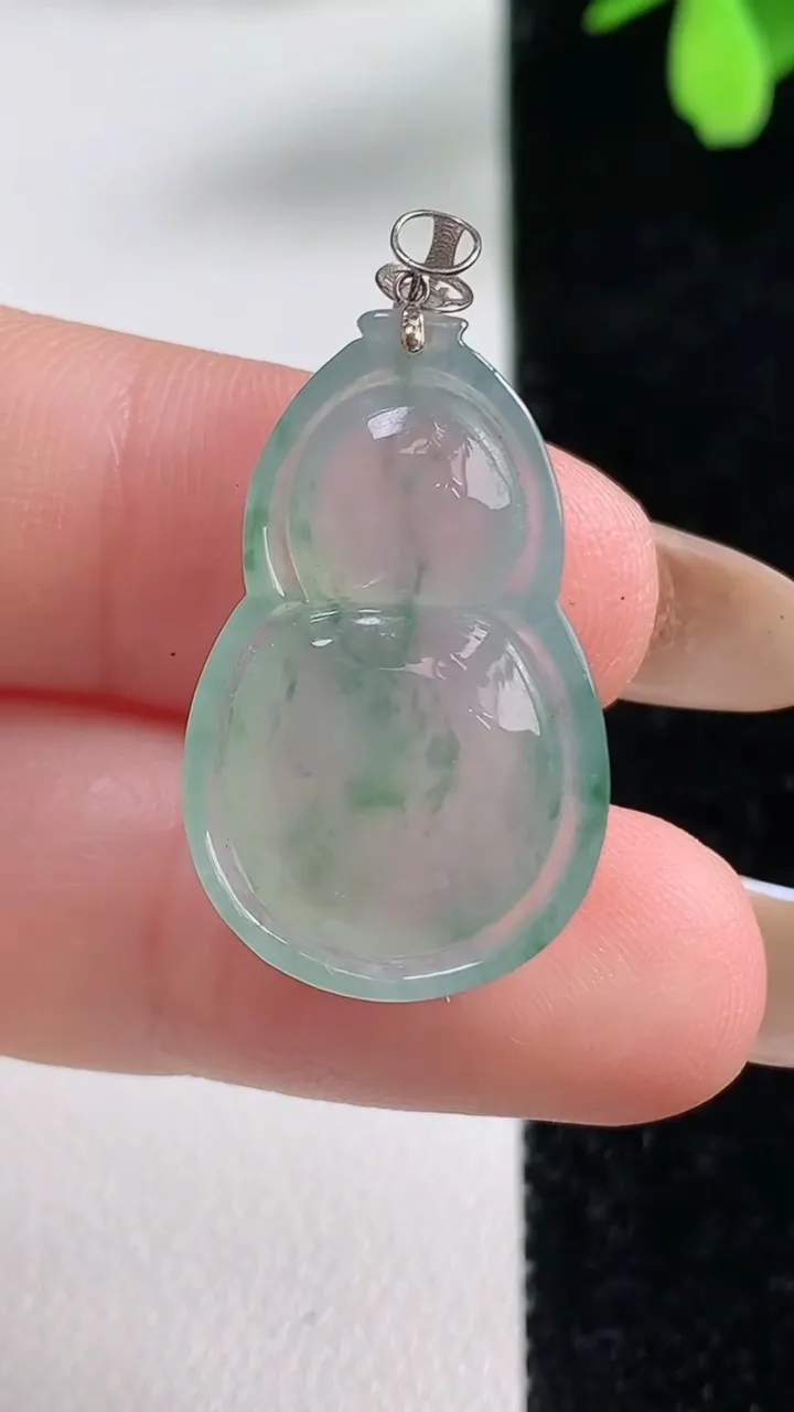天然A货翡翠种飘花葫芦吊坠，尺寸26.3-16.4-6.3，重量:4.19g
11月4日