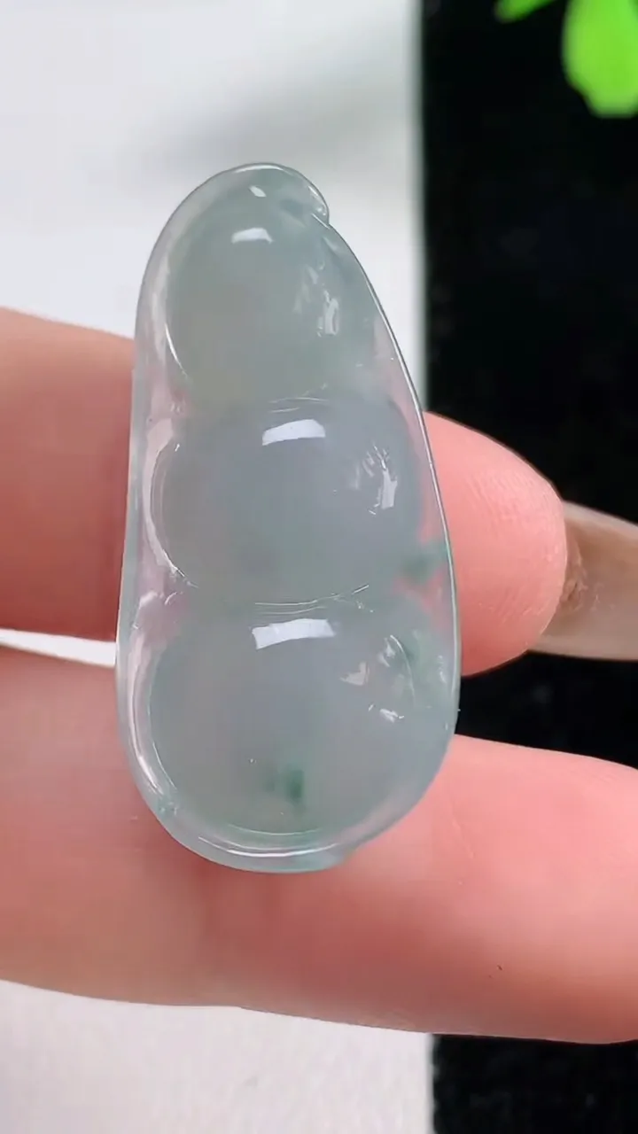 天然A货翡翠飘花福豆吊坠，尺寸33-15.6-6.2，重量:5.20g
11月4日