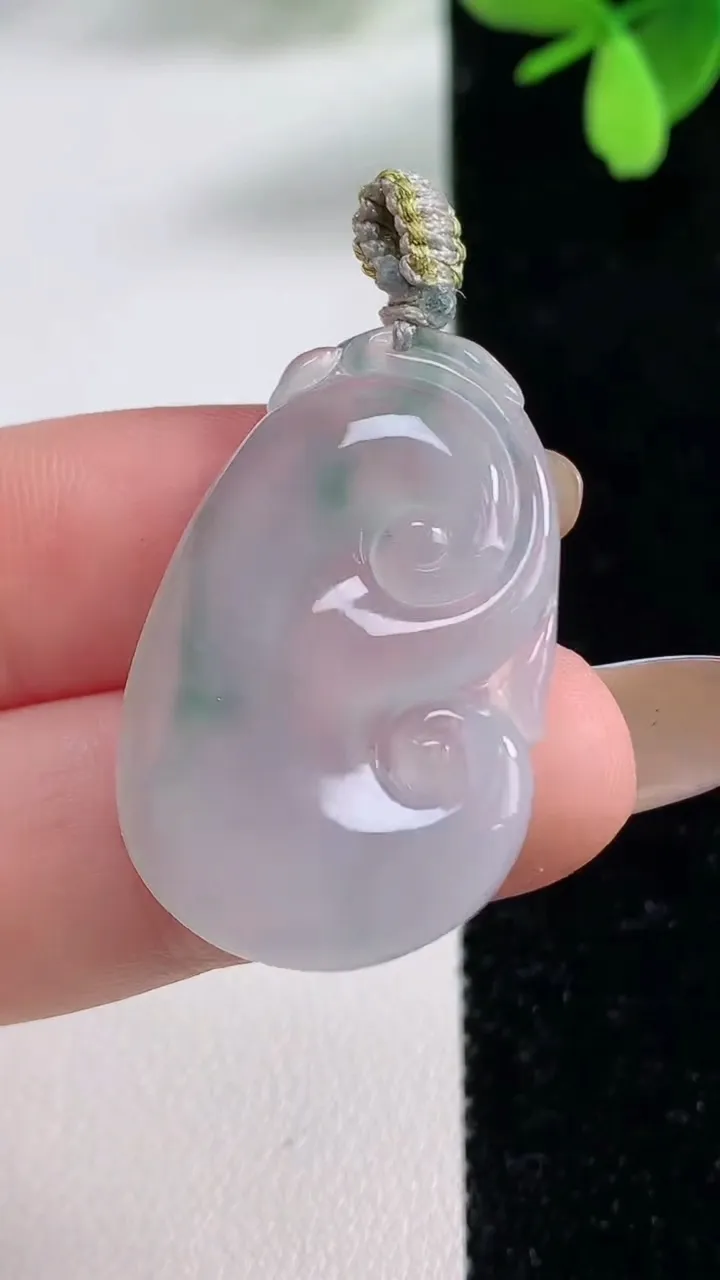 天然A货翡翠冰种飘花如意吊坠，尺寸32.3-20.5-3.4，重量:4.82g
11月4日