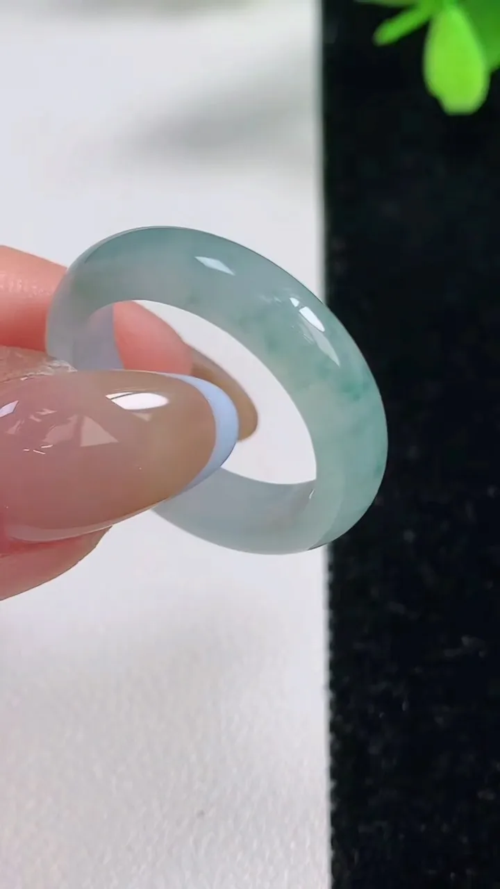 天然A货翡翠冰种飘花指环戒指，尺寸16.9-5.2-3，重量:3.81g2025年11月4日
工厂直销收藏佳品,种好水足，色泽均匀，有种有色，上手高大气！