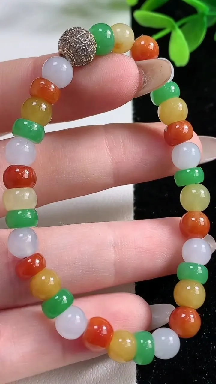 天然A货翡翠三彩算盘珠手串，尺寸6.3-5.6-32颗，重量:14.21g11月4日
工厂直销收藏佳品,种好水足，色泽均匀，有种有色，上手高大气！