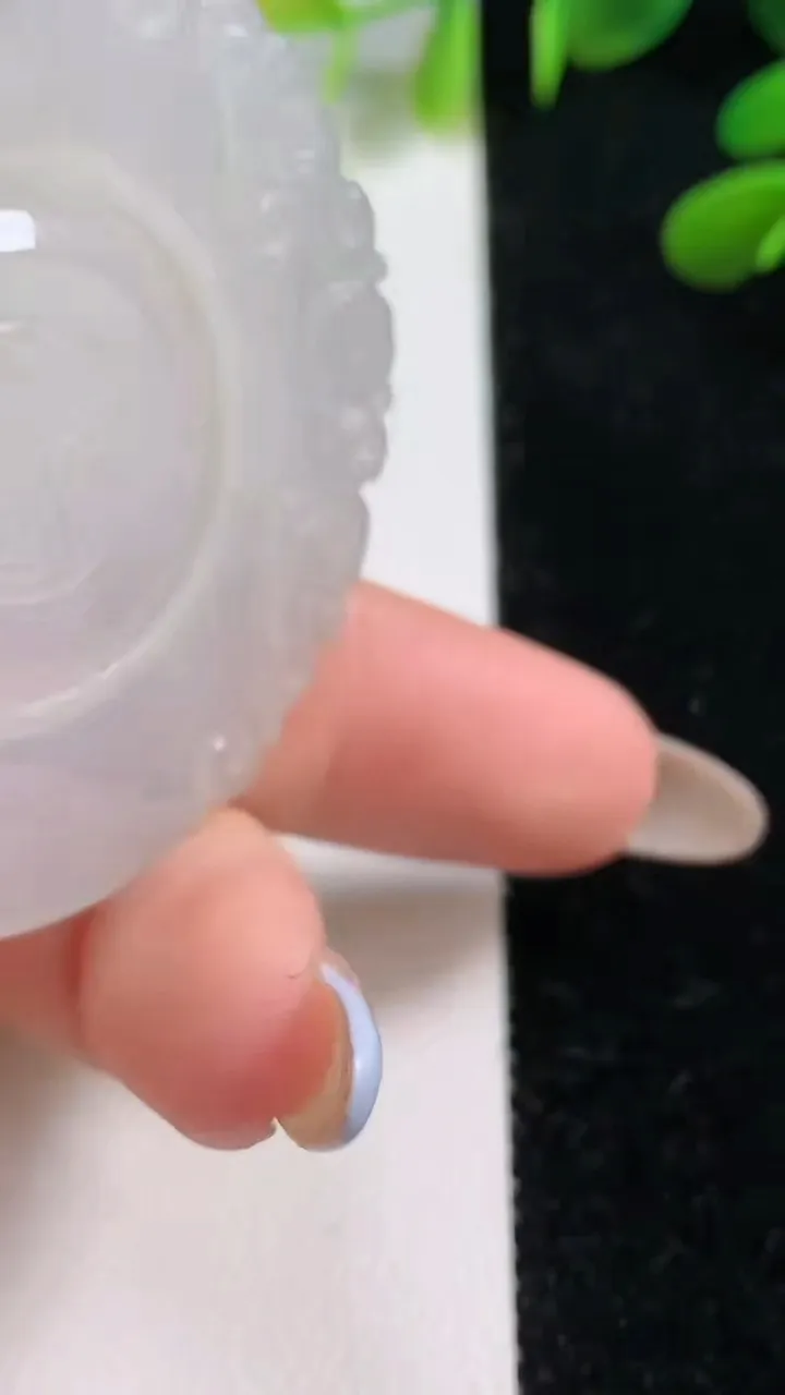 天然A货翡翠白冰仿古无事牌吊坠，尺寸 50-4，重: 25.92g
11月4日