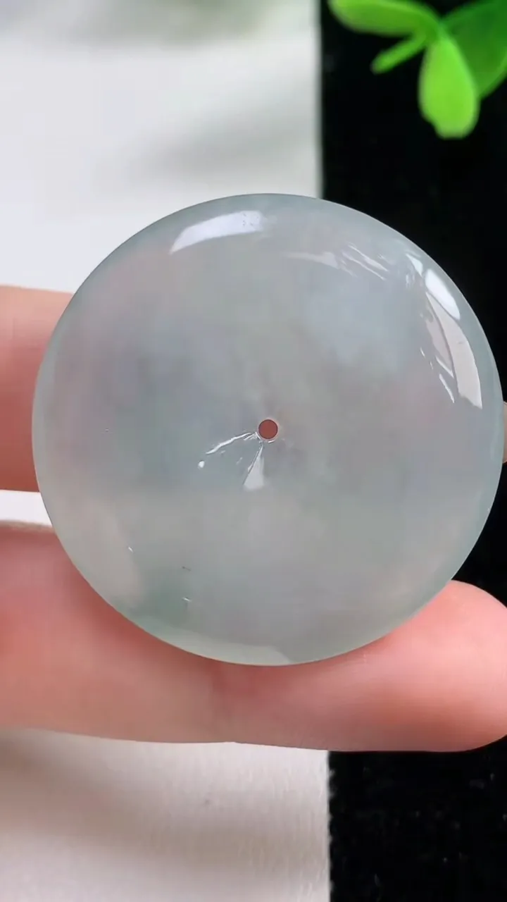 天然A货翡翠平安扣吊坠，尺寸34.3-5.9，重量:15.86g
11月4日