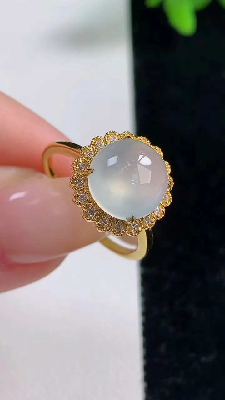 天然A货翡翠种白冰蛋面戒指，尺寸18-9.8-9-7.5，重量:2.40g2025年11月4日
工厂