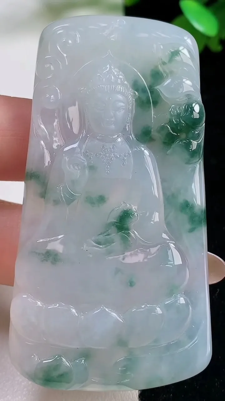 天然A货翡翠冰种飘花观音菩萨吊坠，尺寸69-35.8-5.9，重量:35.20g
11月4日
