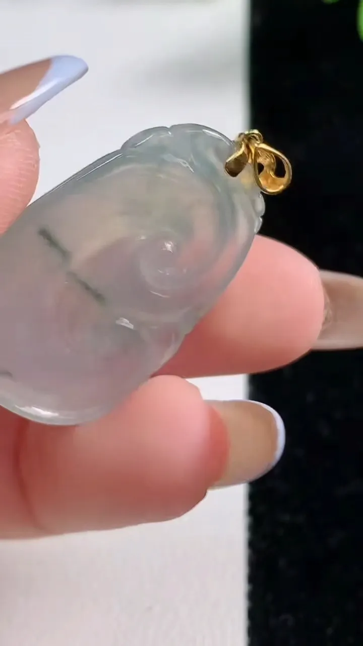 天然A货翡翠飘花如意吊坠，尺寸30.2-20.6-4.1，重:5.50g
11月4日