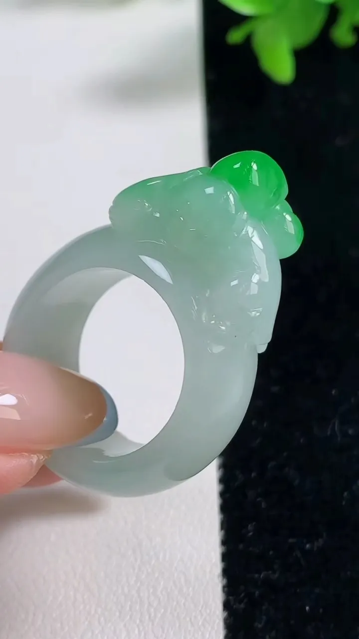 天然A货翡翠生肖猴指环 扳指，尺寸19.4-21.2-9.4-16.6，重量:15.46g2025年11月4日
工厂直销收藏佳品,种好水足，色泽均匀，有种有色，上手高大气！