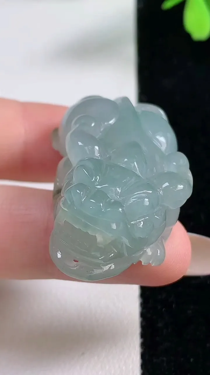 天然A货翡翠貔貅吊坠，尺寸39.6-21-13.4，重量:24.74g
11月4日