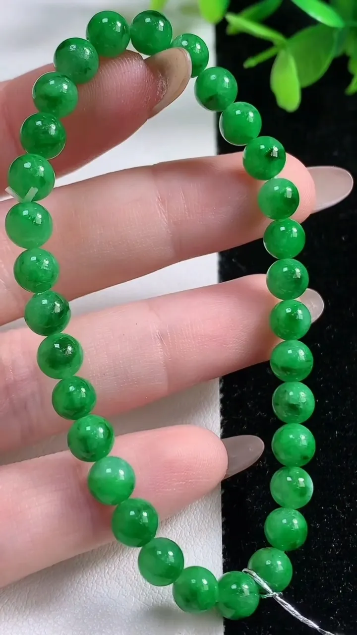 天然A货翡翠圆珠手串，尺寸5.8-31颗，重量:11.49g11月4日
工厂直销收藏佳品,种好水足，色泽均匀，有种有色，上手高大气！